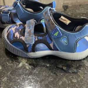 Oshkosh light up Sandler toddler size 9